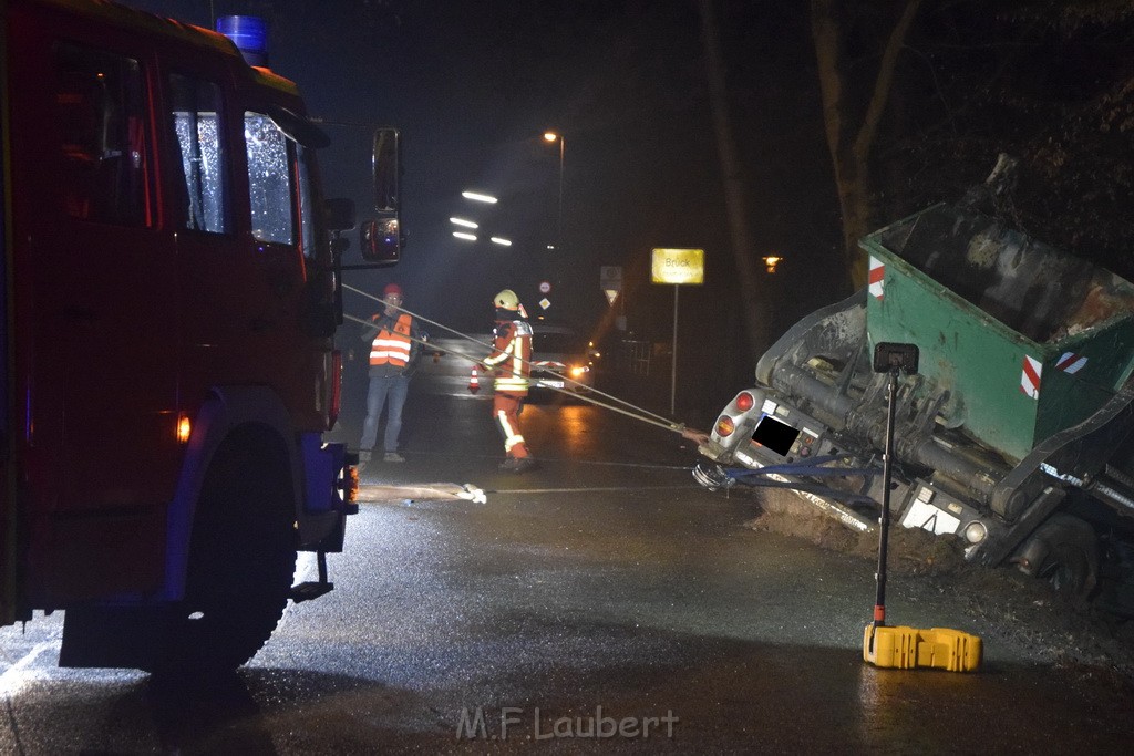 Container LKW umgestuerzt Koeln Brueck Bruecker- Dellbruecker Mauspfad P343.JPG - Miklos Laubert